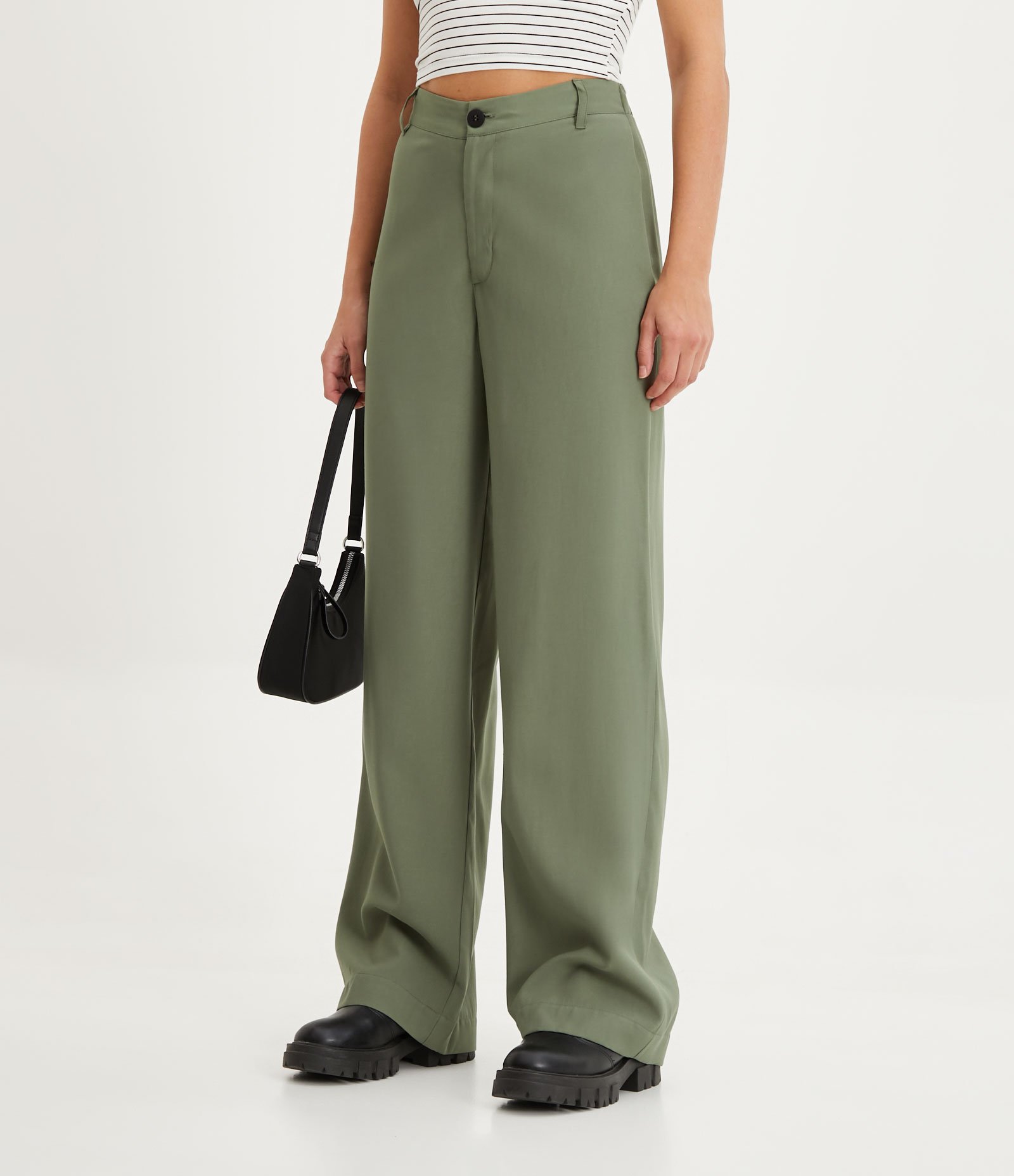 Calça Reta Alfaiataria em Sarja com Elástico e Pregas no Cós Verde 2