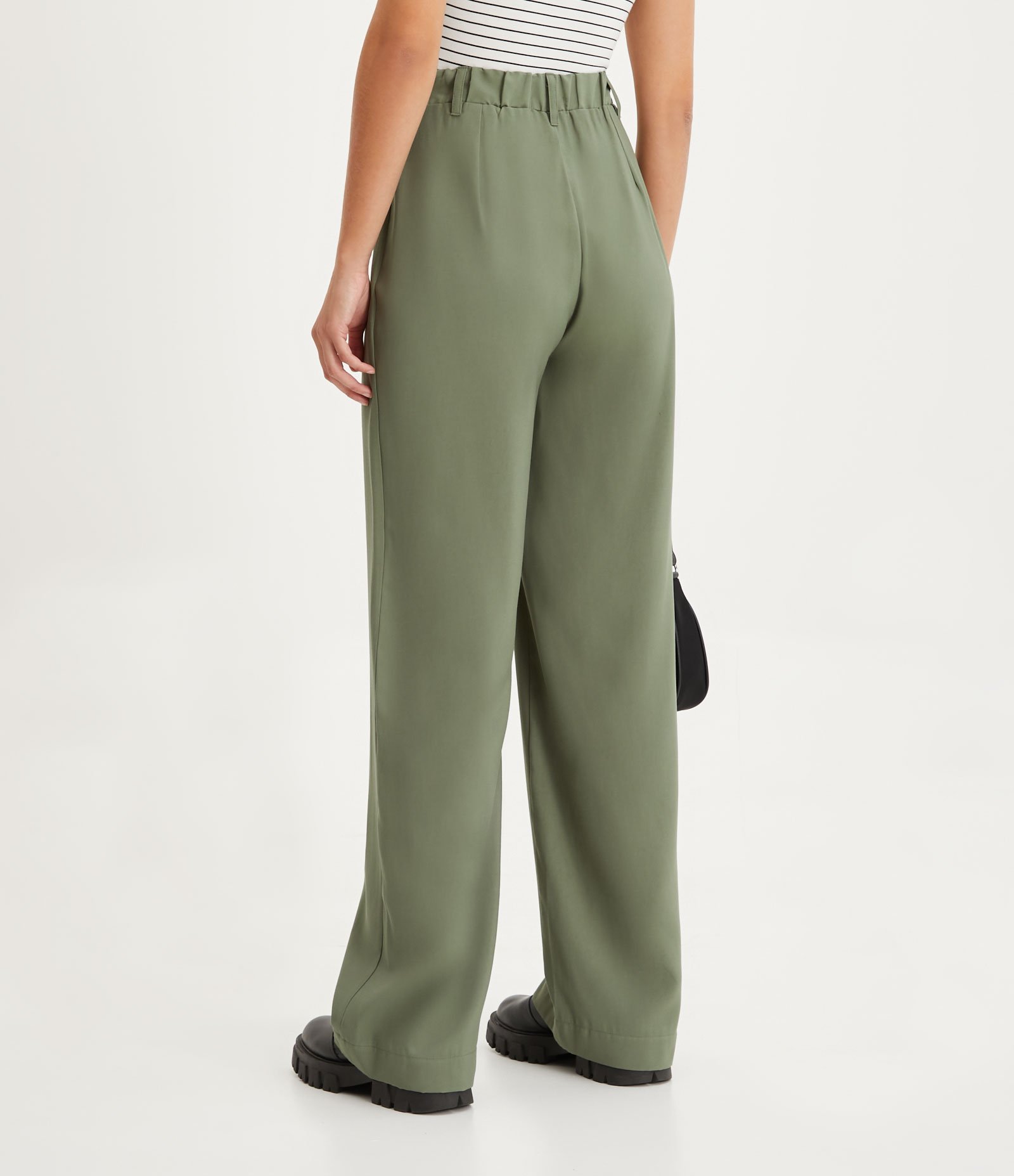 Calça Reta Alfaiataria em Sarja com Elástico e Pregas no Cós Verde 3