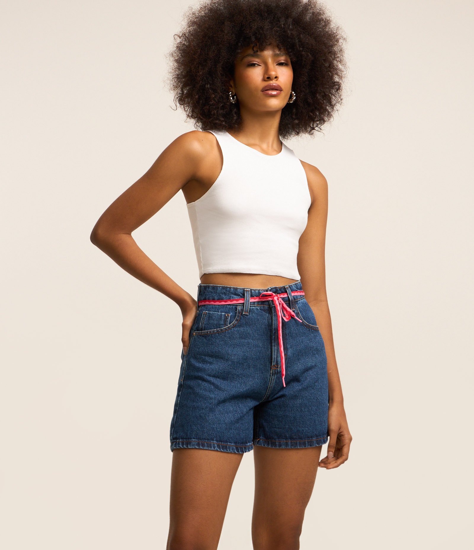 Short Mom Jeans Cintura Alta com Cordão na Cintura Azul 2