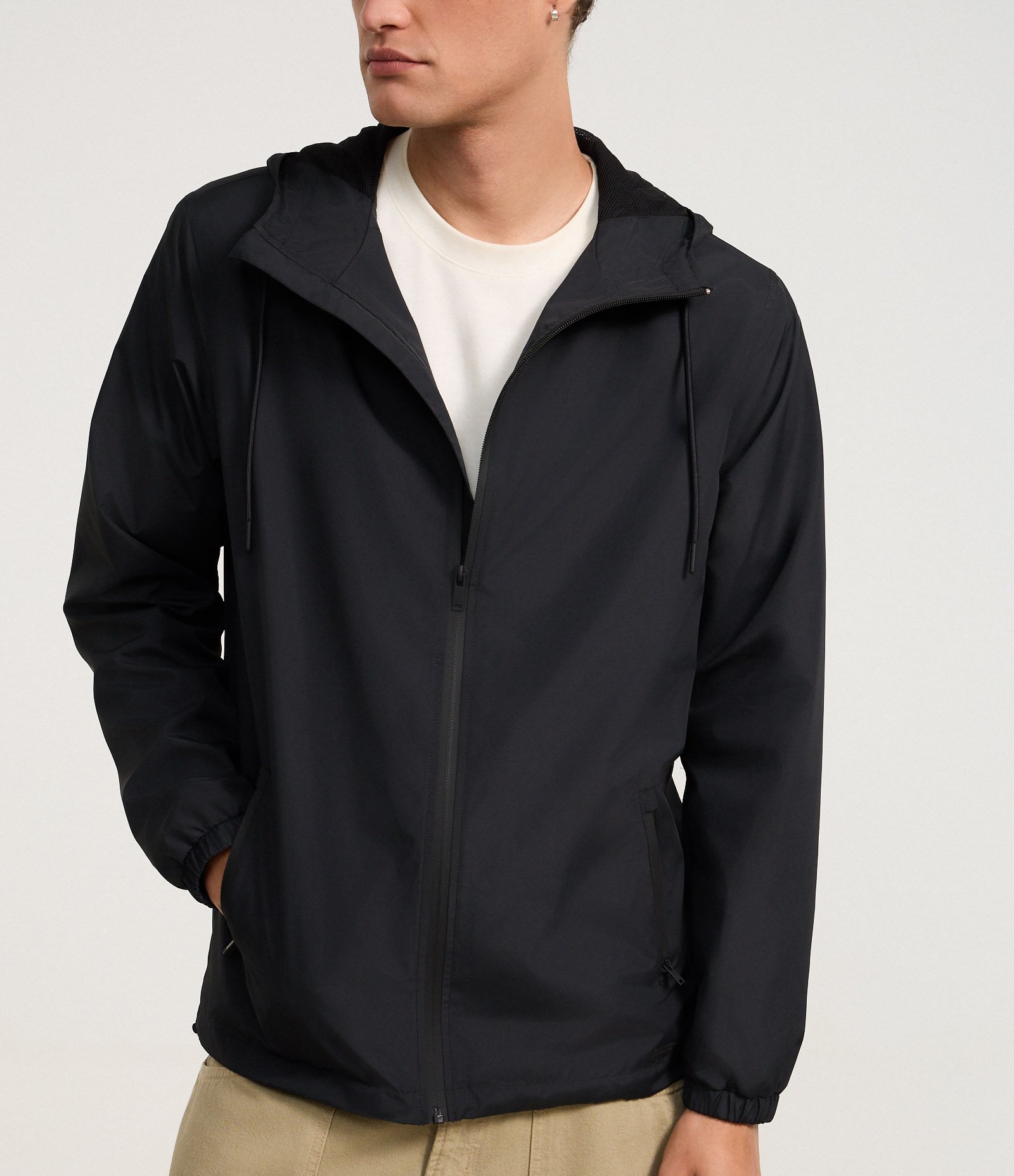 Jaqueta Quebra Vento com Capuz e Bolso de Zíper Fusionado Preto 6