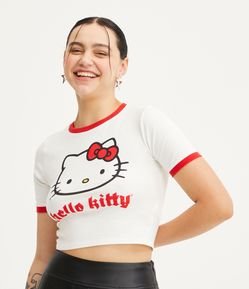 Blusa Cropped em Meia Malha com Silk Hello Kitty e Detalhes Contrastantes