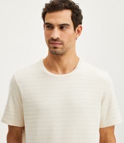 Camiseta Regular em Algodão com Textura de Listras