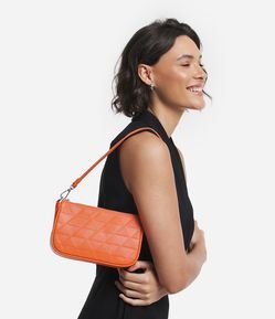 Bolsa Baguete Shoulder com Detalhe em Relevo