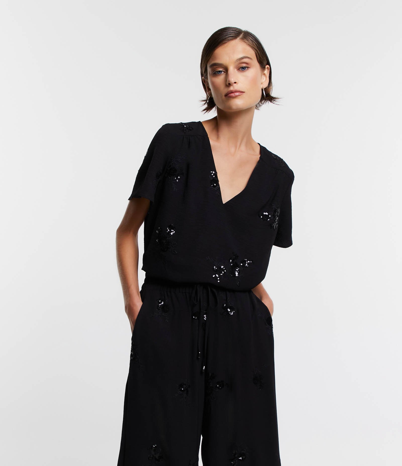 Blusa com Decote V e Bordado Paetê Preto 1