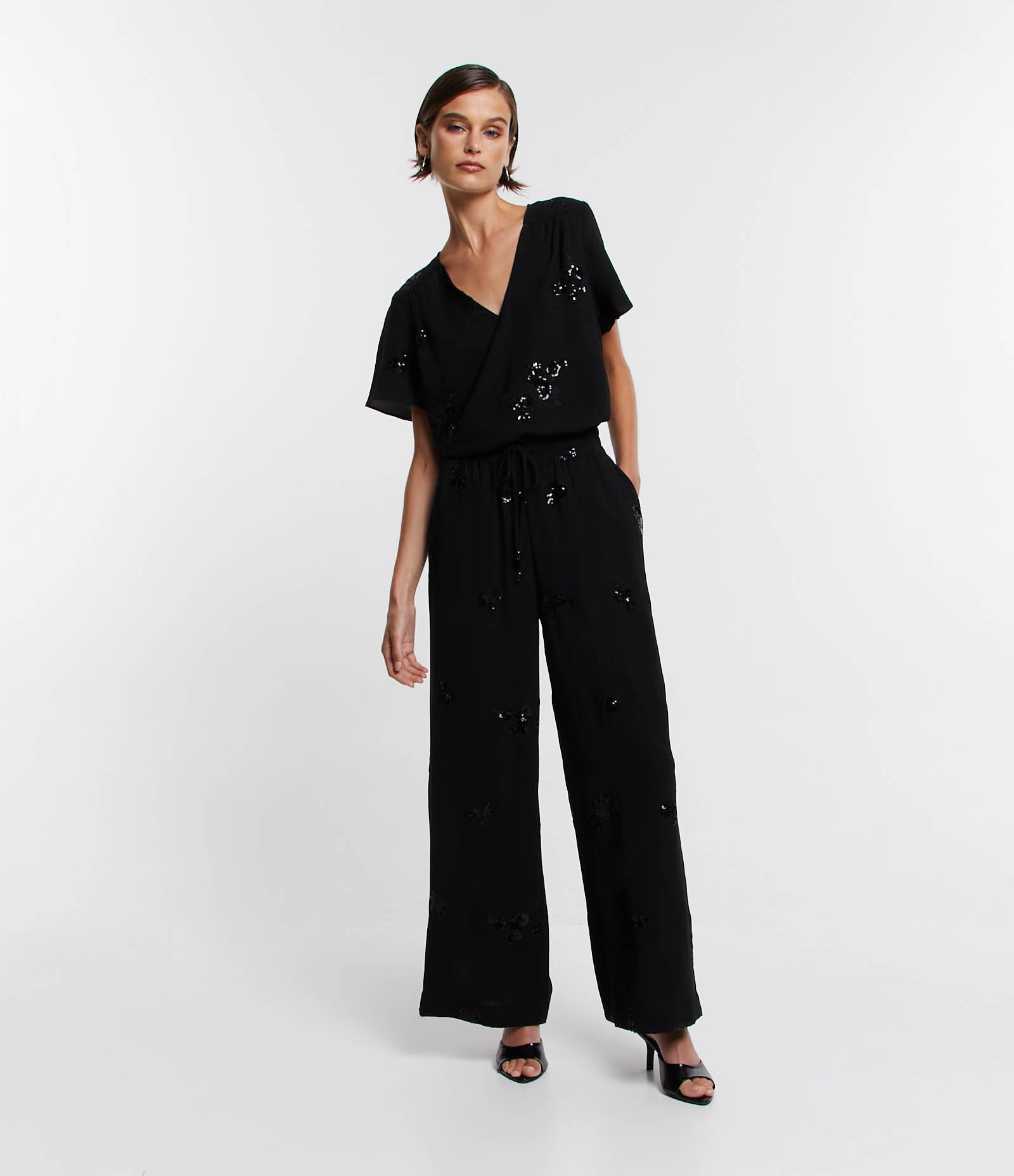 Blusa com Decote V e Bordado Paetê Preto 2