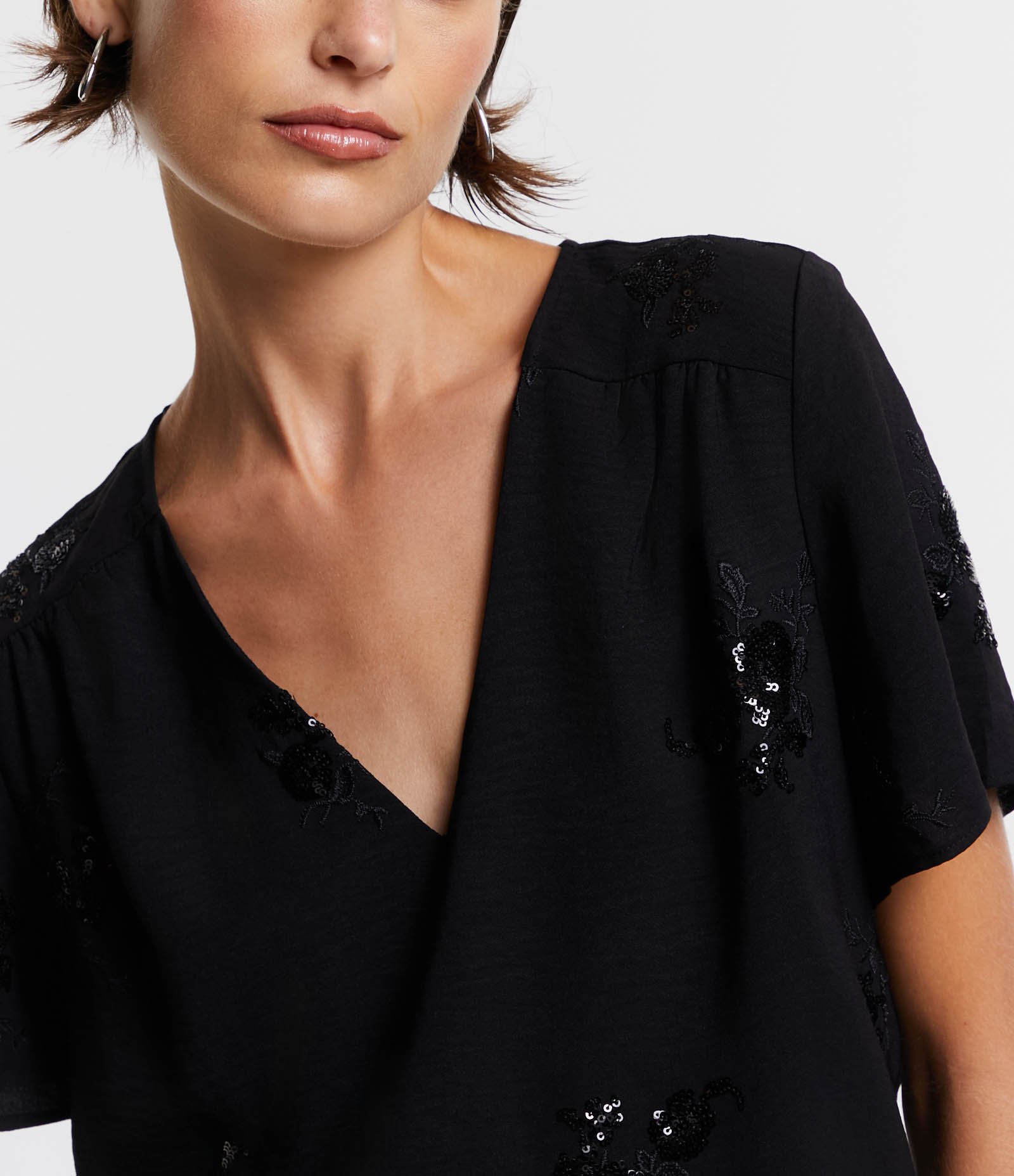 Blusa com Decote V e Bordado Paetê Preto 4