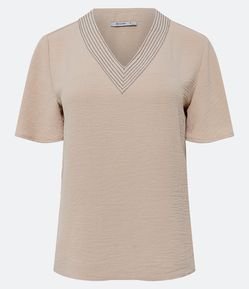 Blusa Manga Curta Texturizada com Costura Aparente na Gola V