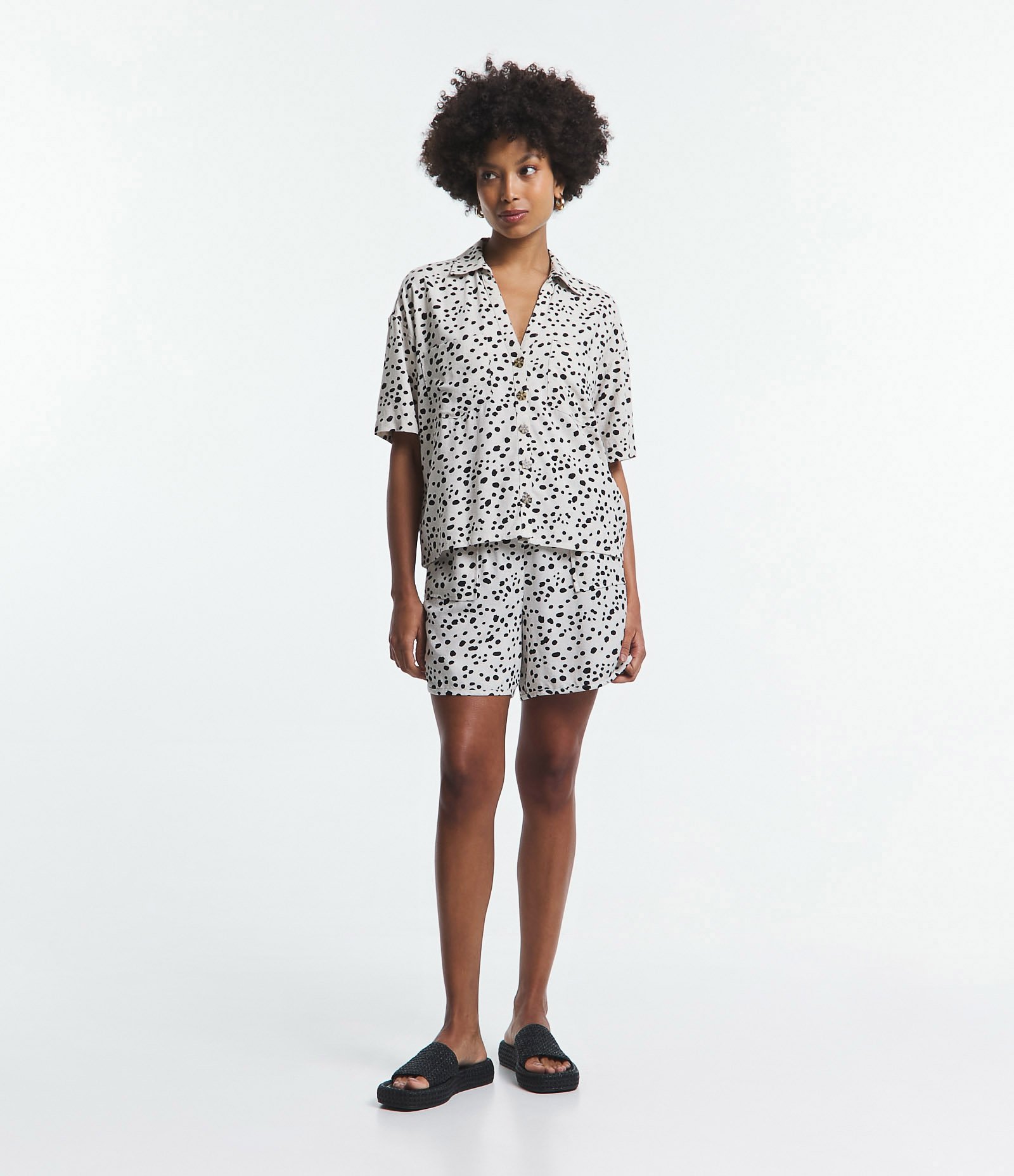 Camisa Manga Curta em Viscolinho com Poás Estampados Bege 2