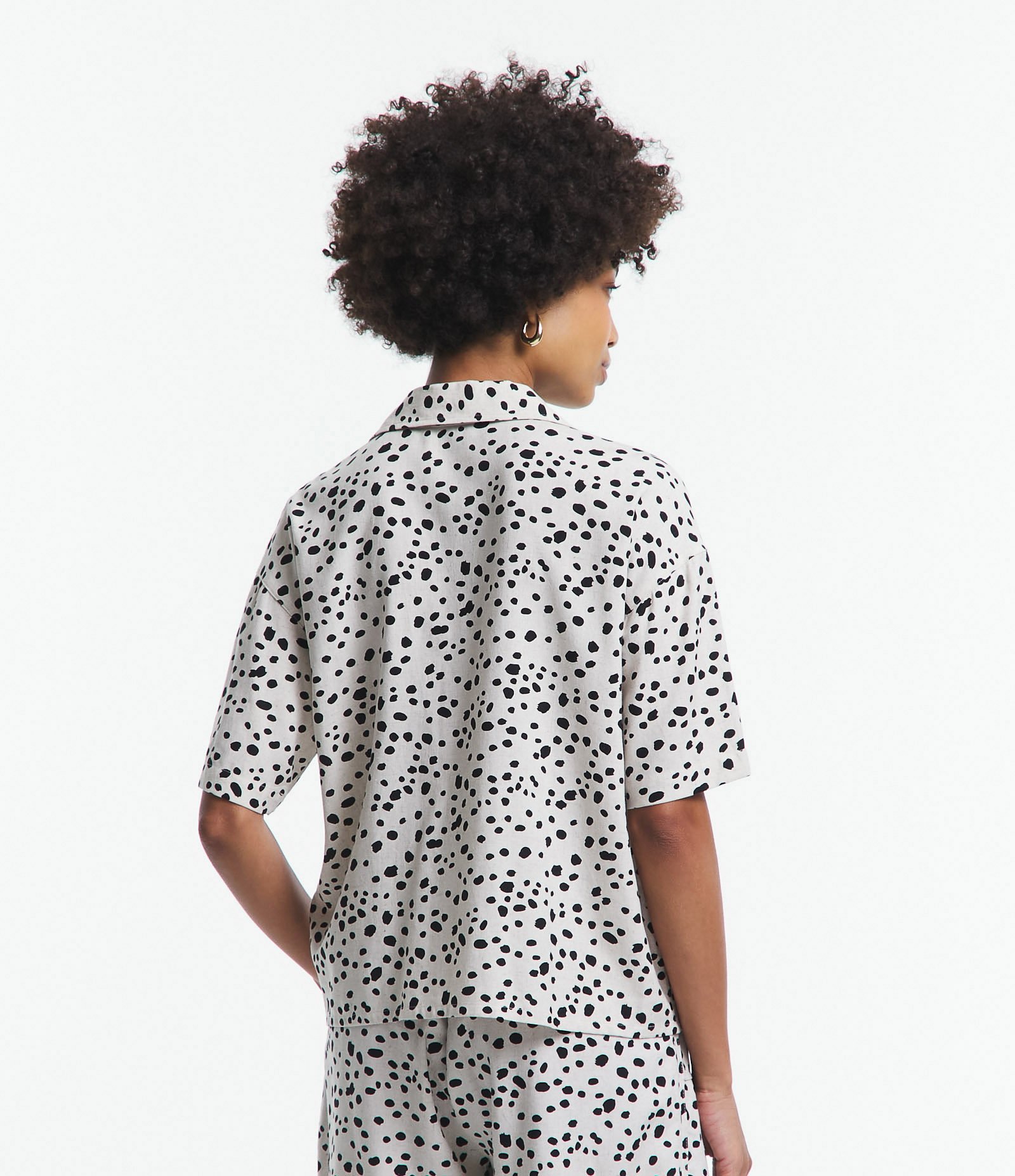 Camisa Manga Curta em Viscolinho com Poás Estampados Bege 4
