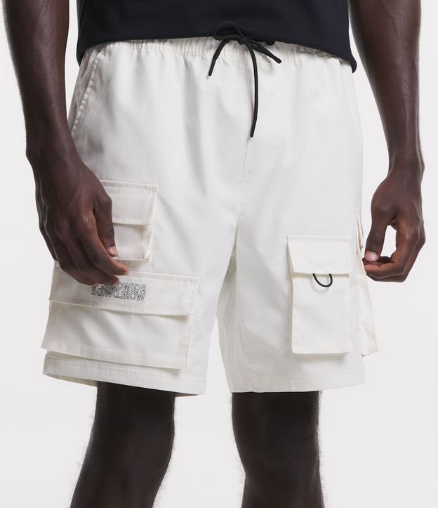 Bermuda Cargo com Cós Elástico e Bolsos Táticos