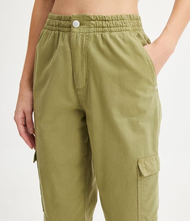 Pantalón Jogger en Sarga con Cintura Elástica y Bolsillos Cargo Verde 4