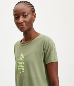 Camiseta Cropped Esportiva em Microfibra com Estampa Lettering