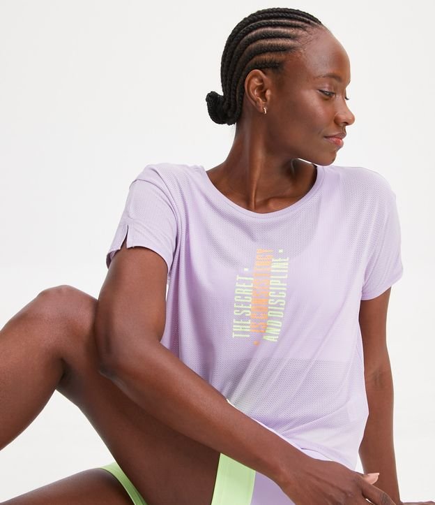 Camiseta Cropped Esportiva em Poliamida com Estampa Lettering  e Textura