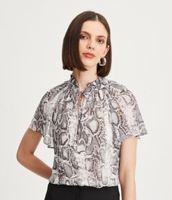 Blusa em Chiffon com Estampa Animal Print e Detalhe Franzido na Gola