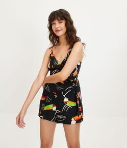 Macaquinho em Viscose Transpassado com Nózinho Lateral e Estampa Tucanos