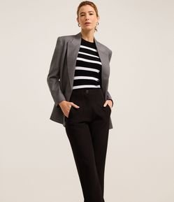 Calça Cenoura Alfaiatada com Botão Decorado no Cós