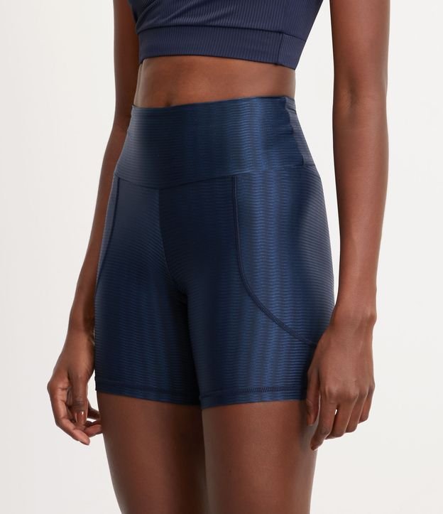 Bermuda Esportiva Curta com Textura e Recortes