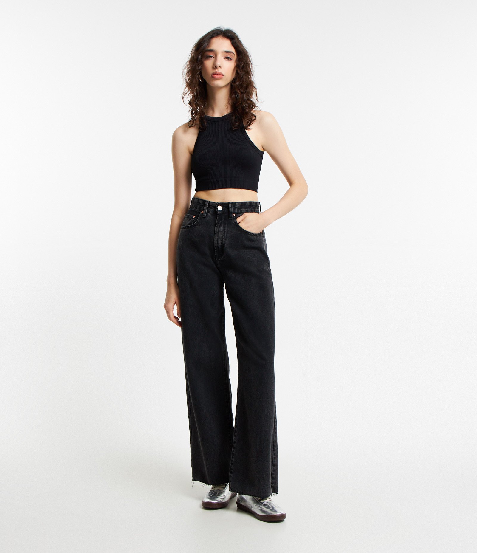 Blusa Cropped Sem Manga e Sem Costura com Decote Halter Preto 2