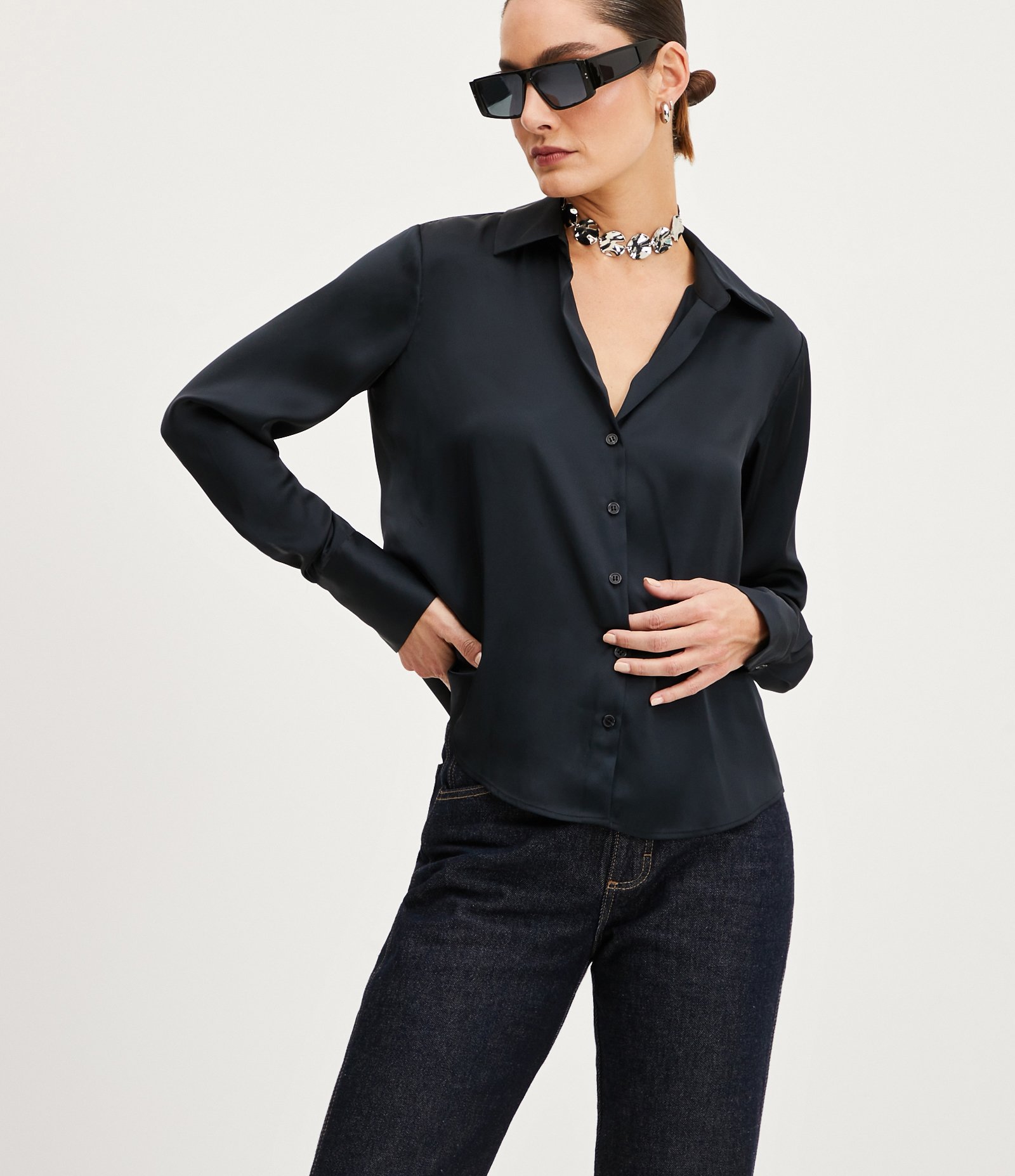 Camisa em Cetim com Recortes e Caimento Leve 1