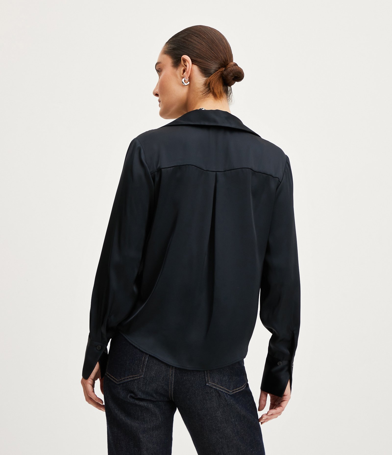 Camisa em Cetim com Recortes e Caimento Leve 3