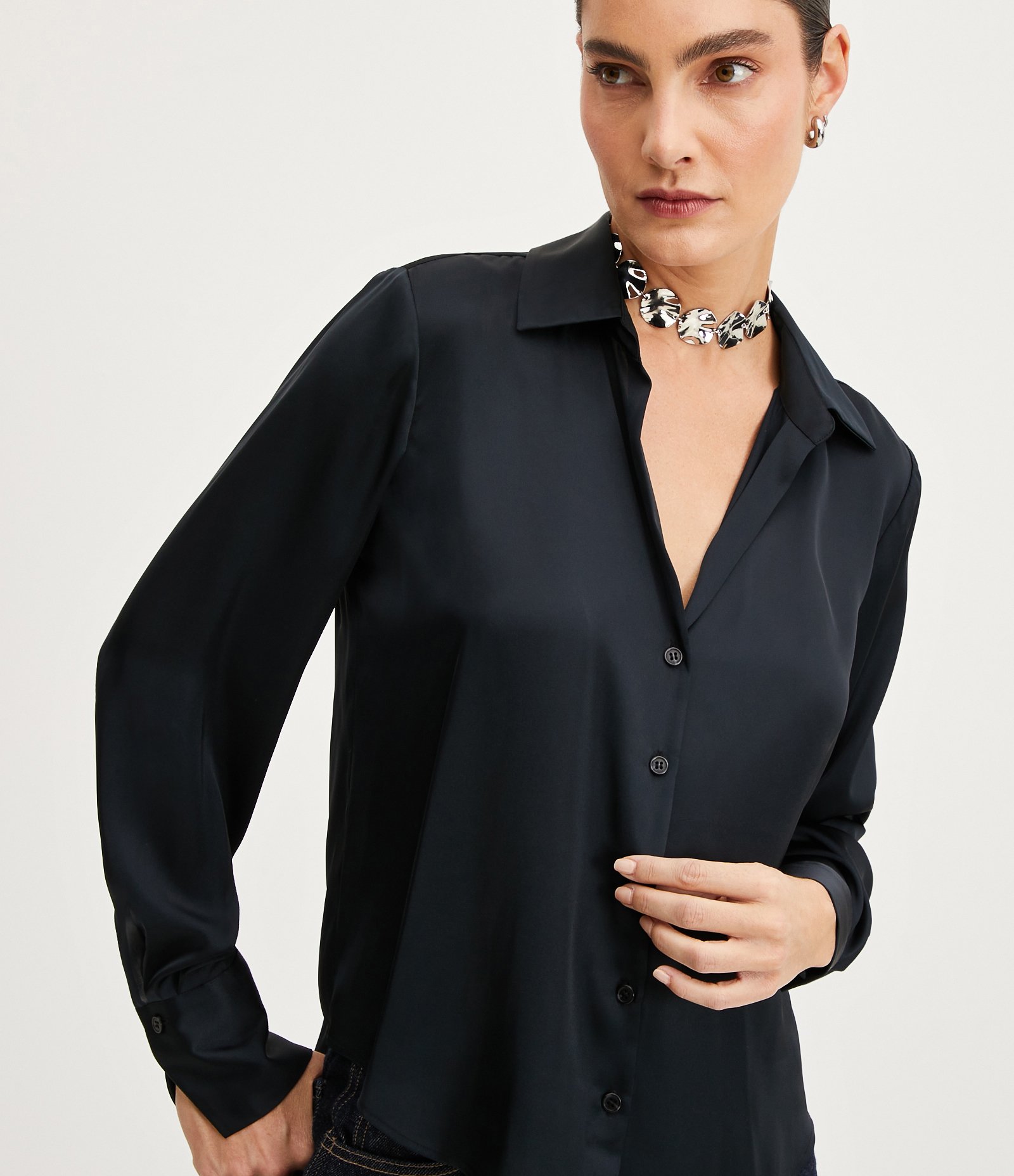 Camisa em Cetim com Recortes e Caimento Leve 4