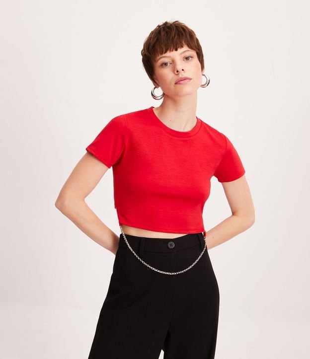 Blusinha Cropped em Ribana com Manga Curta e Correntinha