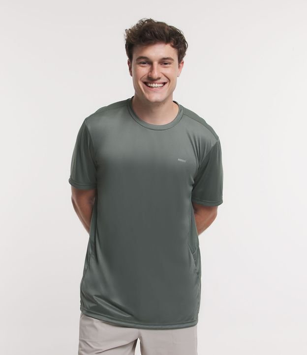 Camiseta Esportiva em Dry Fit com Recortes e Detalhes Refletivos Verde 1
