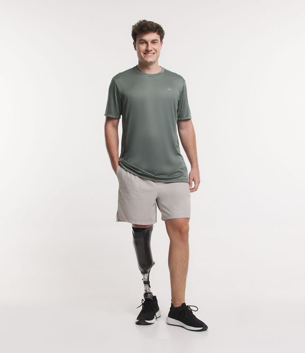 Camiseta Esportiva em Dry Fit com Recortes e Detalhes Refletivos Verde 2