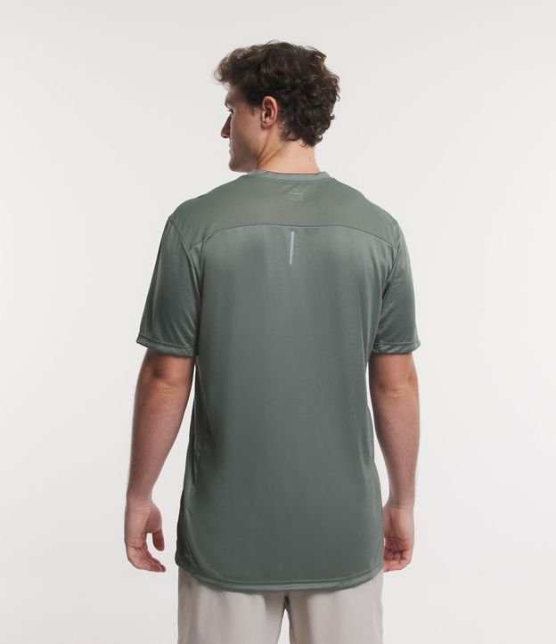 Camiseta Esportiva em Dry Fit com Recortes e Detalhes Refletivos Verde 3