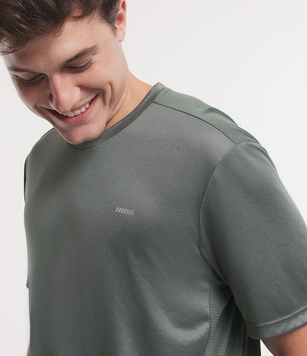 Camiseta Esportiva em Dry Fit com Recortes e Detalhes Refletivos Verde 4