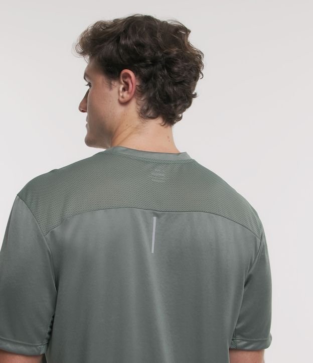 Camiseta Esportiva em Dry Fit com Recortes e Detalhes Refletivos Verde 5