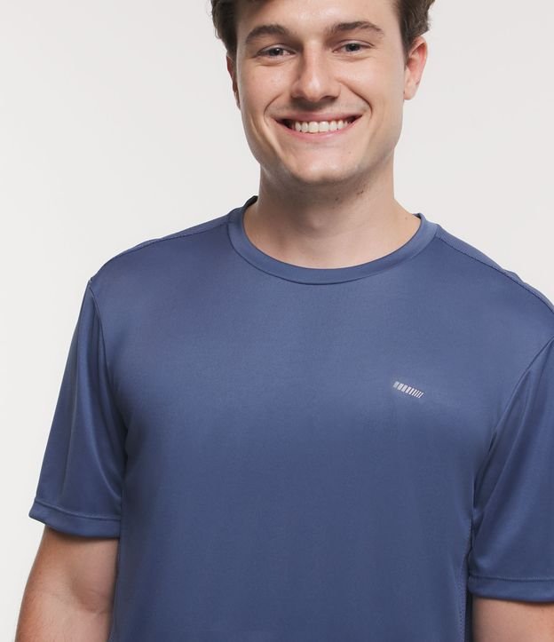 Camiseta Esportiva em Dry Fit com Recortes e Detalhes Refletivos Azul Médio 4