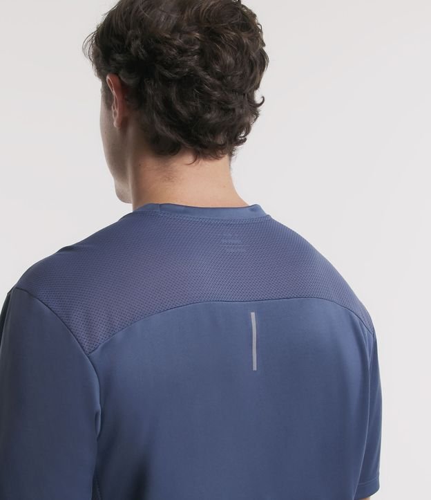 Camiseta Esportiva em Dry Fit com Recortes e Detalhes Refletivos Azul Médio 5