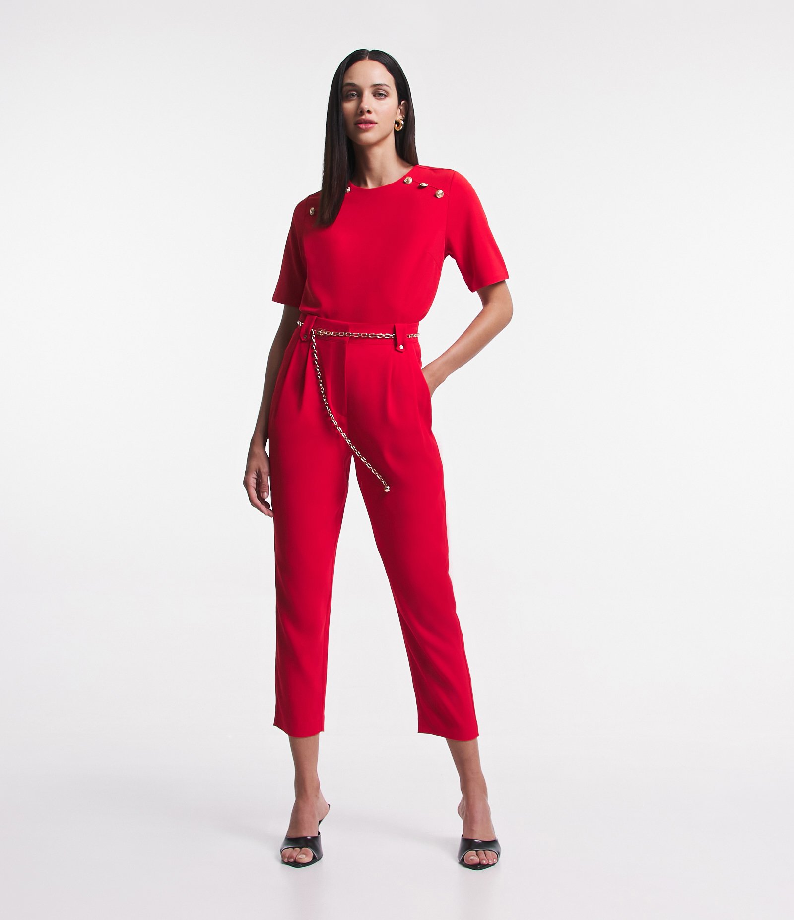 Calça Cenoura Cintura Alta em Crepe com Pregas e Corrente no Cós Vermelho 1