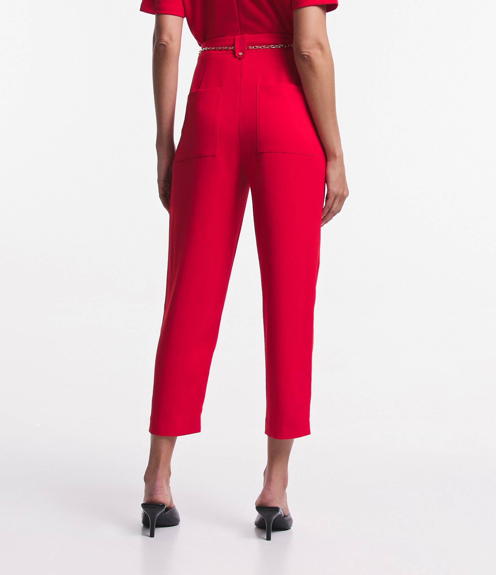 Calça Cenoura Cintura Alta em Crepe com Pregas e Corrente no Cós Vermelho 3