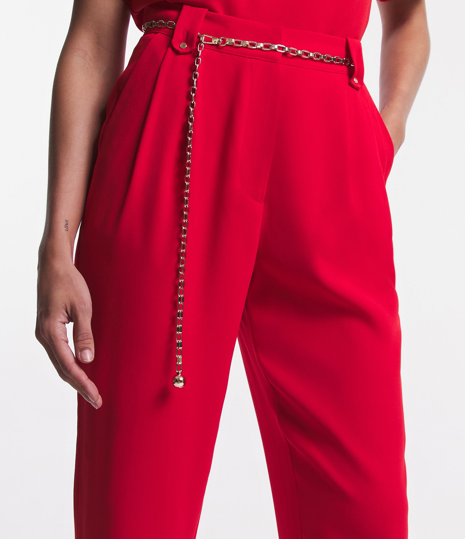Calça Cenoura Cintura Alta em Crepe com Pregas e Corrente no Cós Vermelho 4