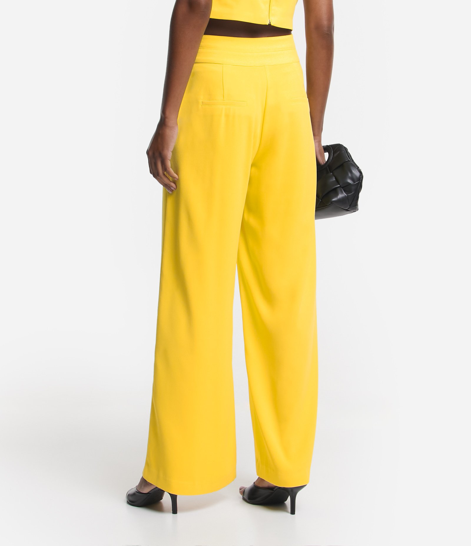 Calça Reta Cintura Alta em Crepe com Bolsos Amarelo 4