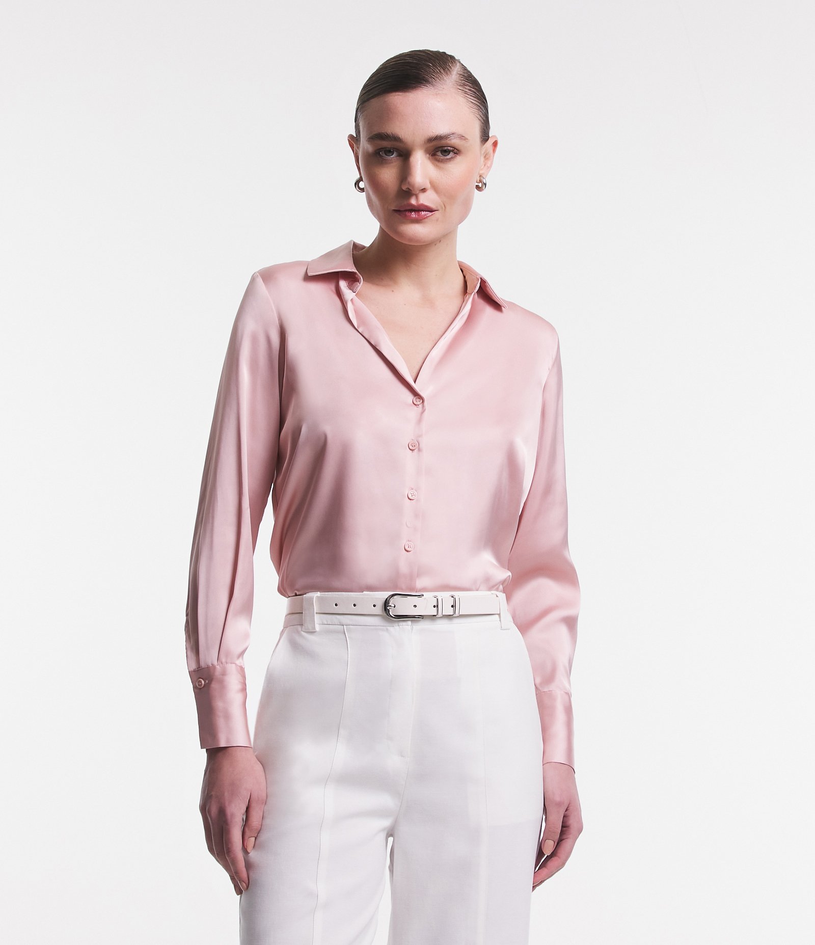 Camisa em Cetim com Recortes e Caimento Leve 1