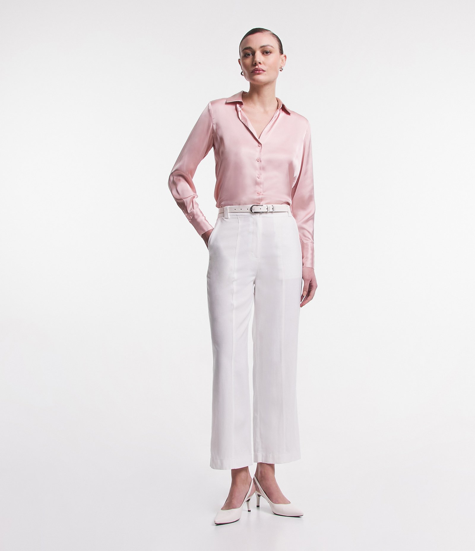 Camisa em Cetim com Recortes e Caimento Leve 2