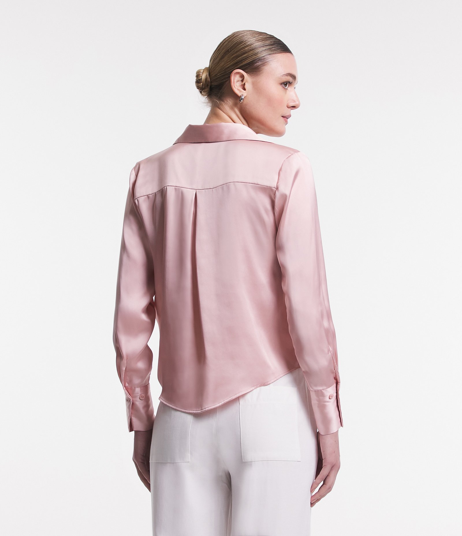 Camisa em Cetim com Recortes e Caimento Leve 3