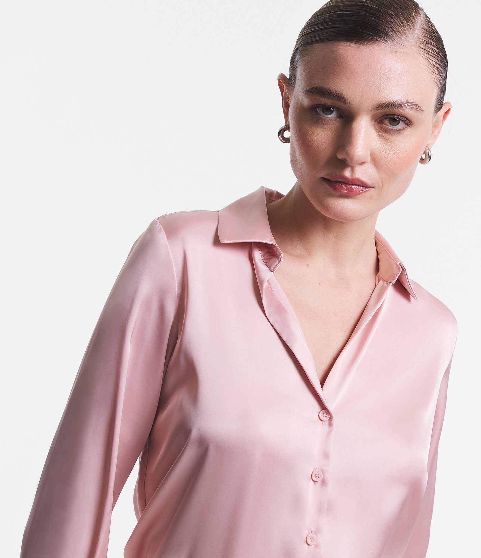 Camisa em Cetim com Recortes e Caimento Leve 4