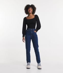 Calça Mom Jeans com Bolsos e Barra Dobrada