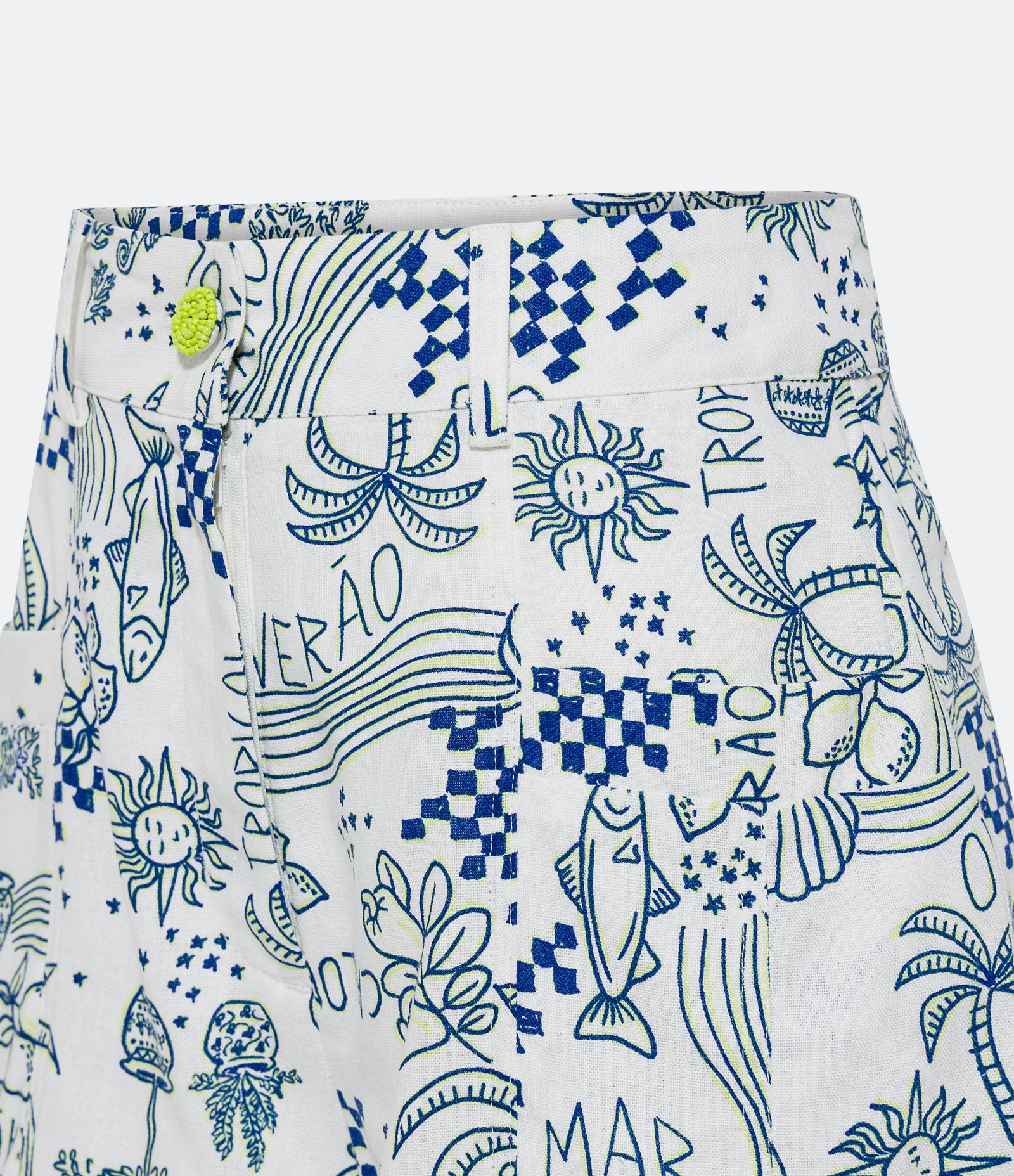 Short Curto em Linho com Botão Bordado e Estampa Verão Branco 6