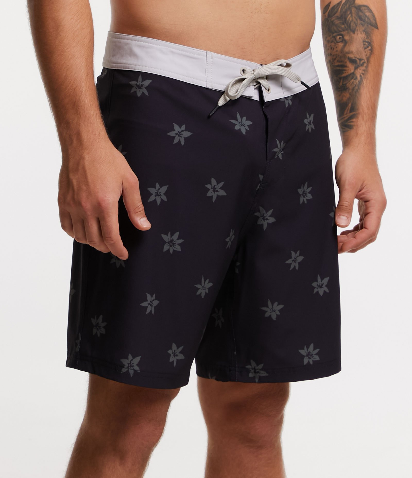 Bermuda Boardshort com Cós Fixo Contrastante e Estampa de Lírios Preto 2