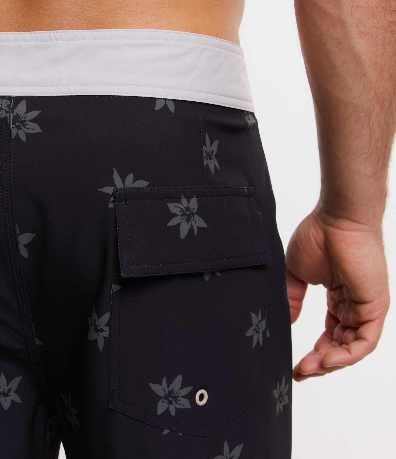 Bermuda Boardshort com Cós Fixo Contrastante e Estampa de Lírios Preto 5