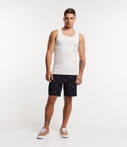 Bermuda Boardshort com Cós Fixo Contrastante e Estampa de Lírios