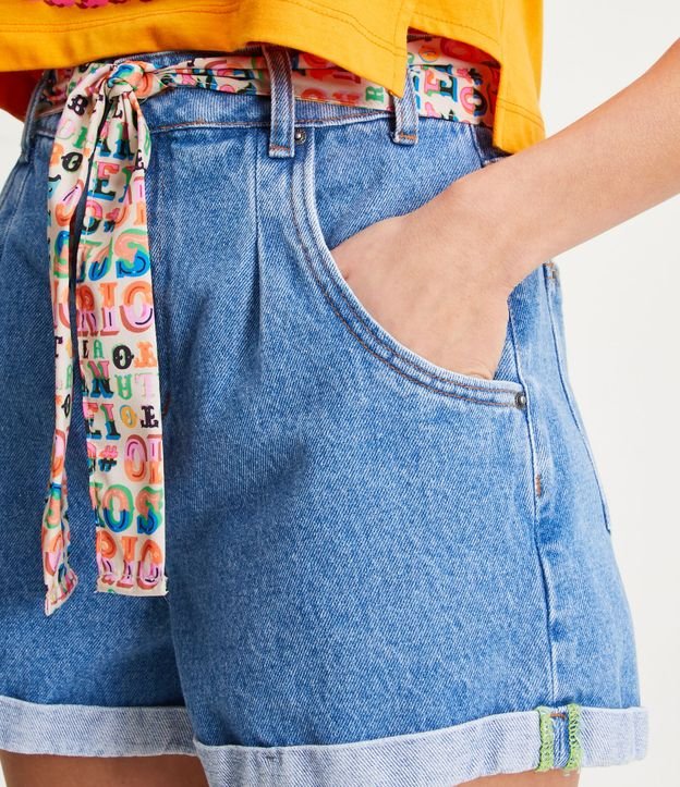 Short Baggy Jeans com Cinto Lenço Estampado e Barra Dobrada Azul 4