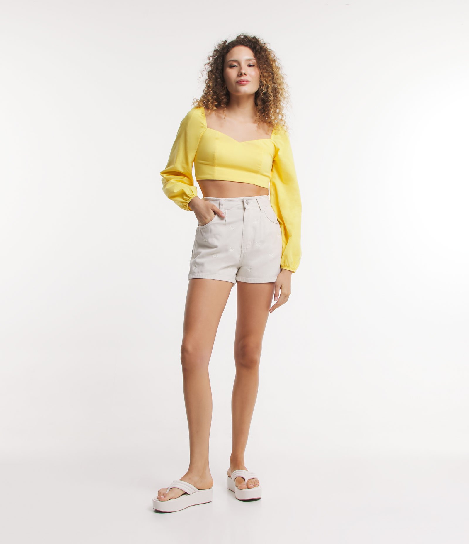 Short Cintura Alta em Sarja com Bordados de Margaridas Off White 1