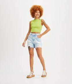 Short Cintura Alta em Jeans com Rasgos e Barra a Fio