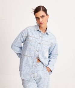 Camisa Jeans Alongada com Estampa Animal Print